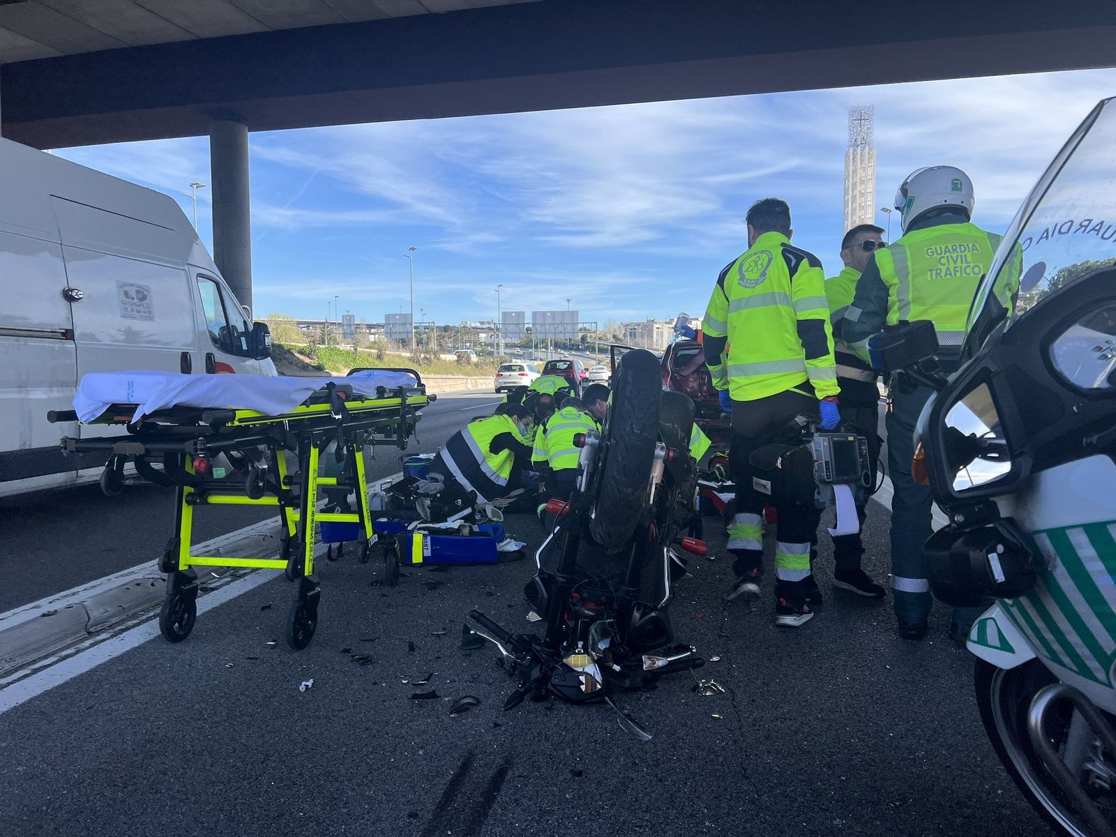 Herido grave un motorista de 35 años tras impactar contra un coche en la A-1