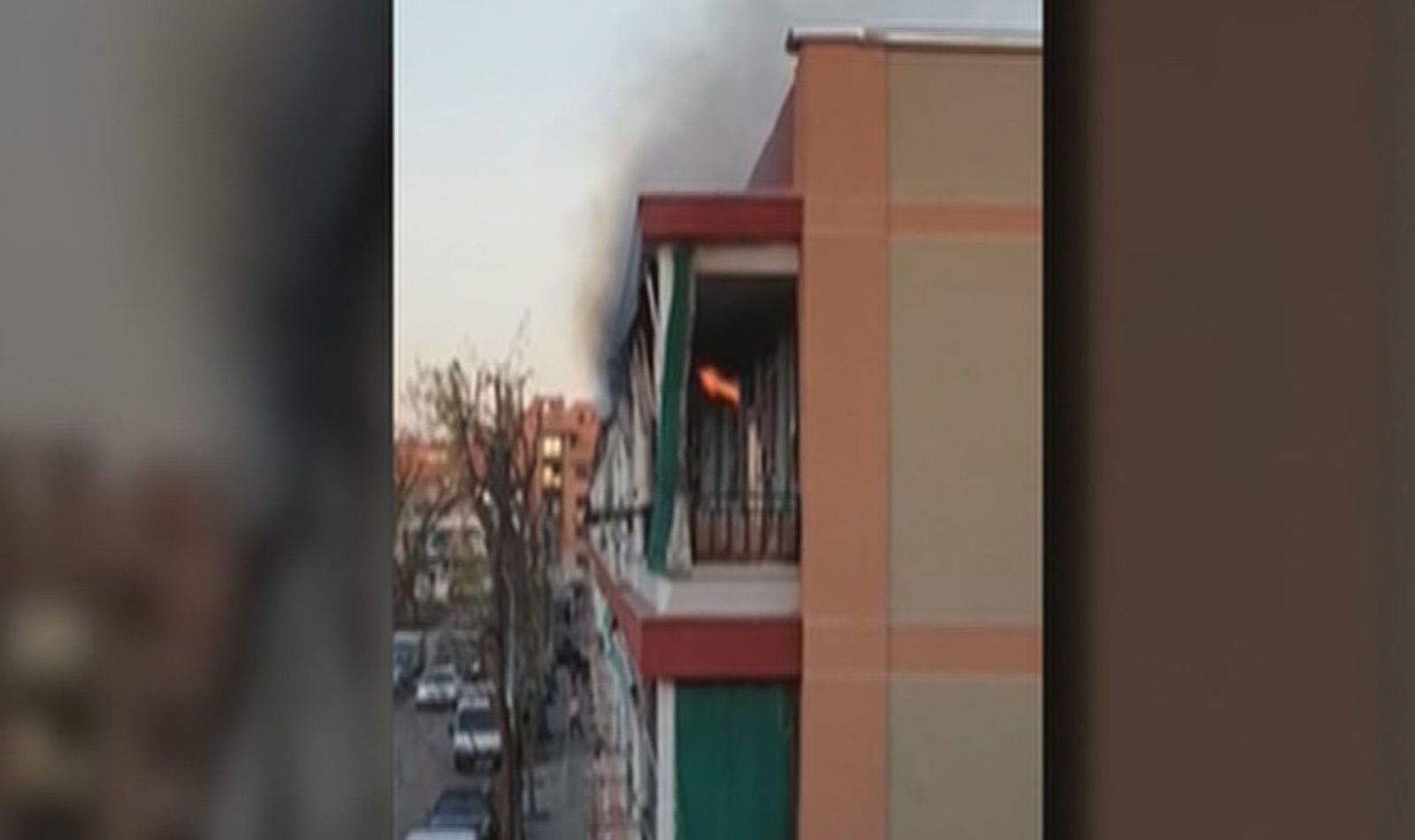 Los bomberos apagan un pequeño incendio en una vivienda de la calle San Timoteo