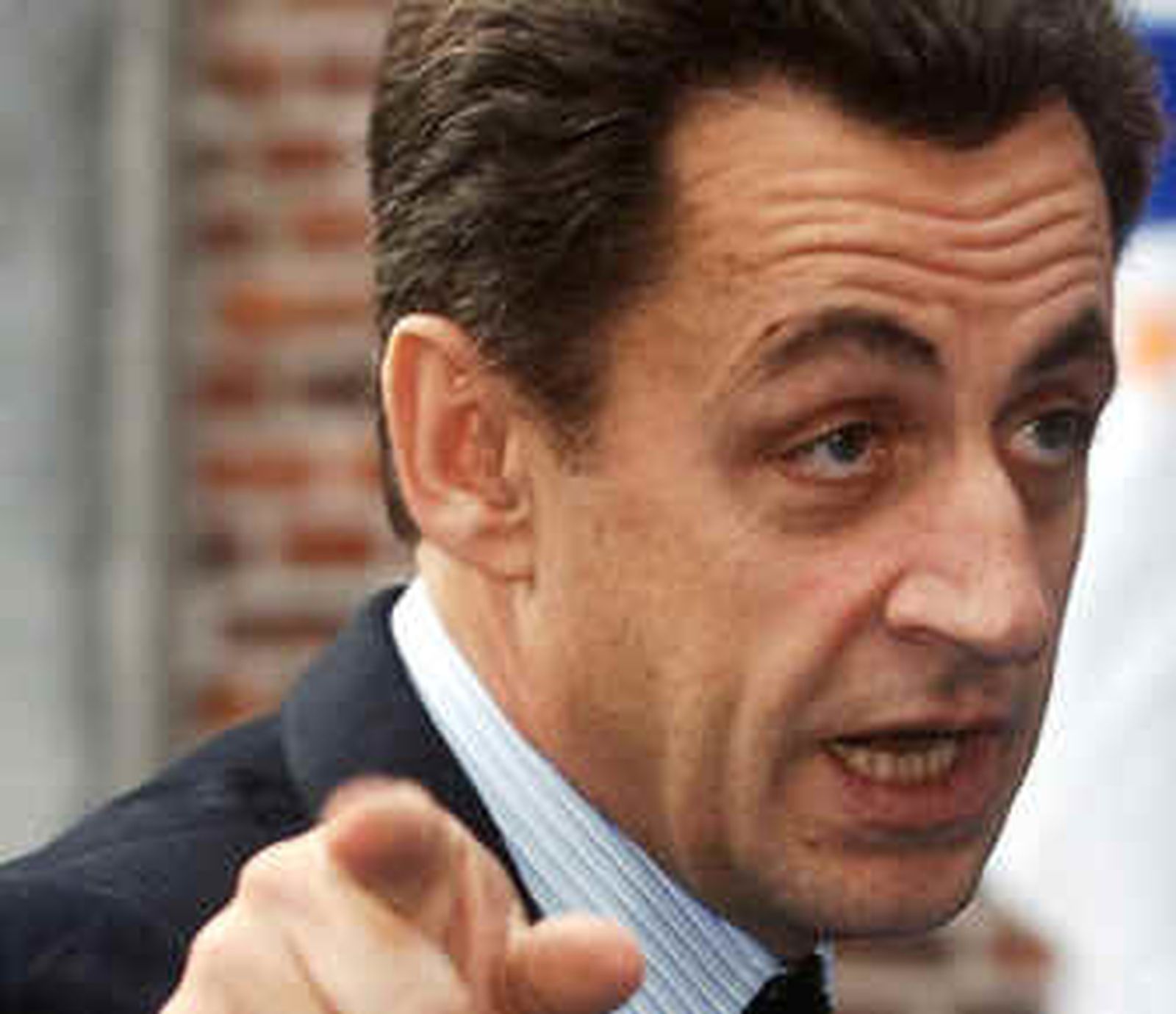 Sarkozy: "nuestros aviones ya evitan los ataques" del ejército libio