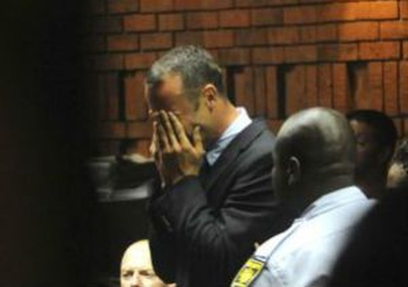 Pistorius pide perdón por la muerte de su novia y se escuda en sus problemas