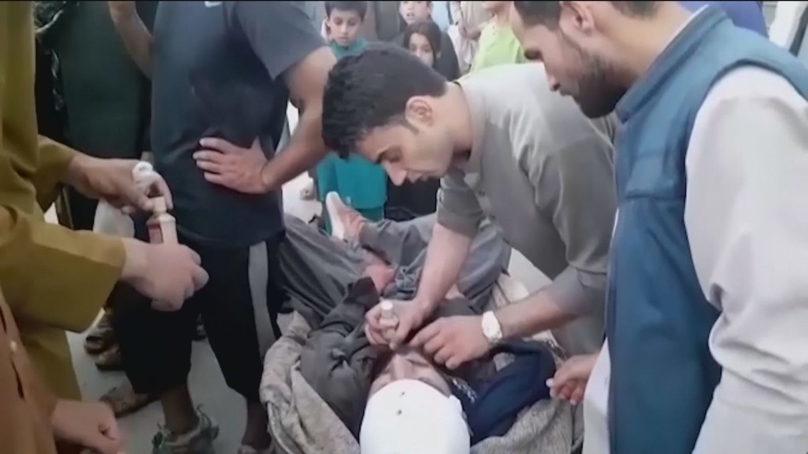 Atienden a uno de los heridos en las explosiones de Kabul
