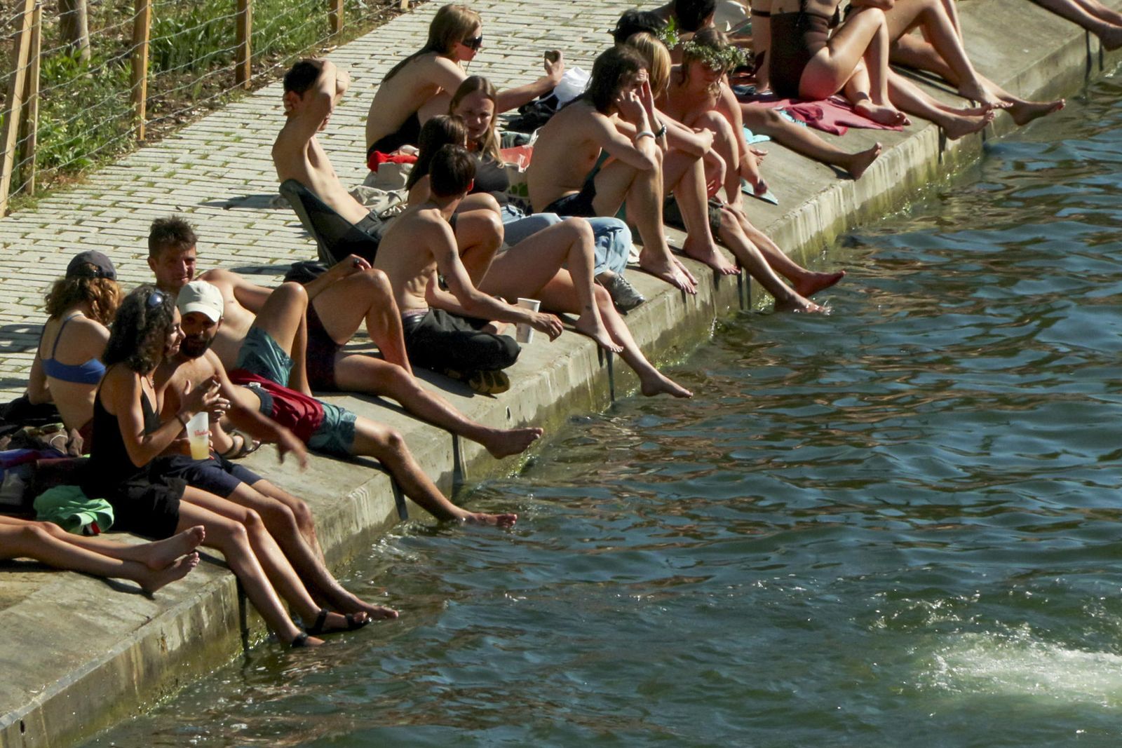 Habitantes de París se refrescan a la orilla del Sena