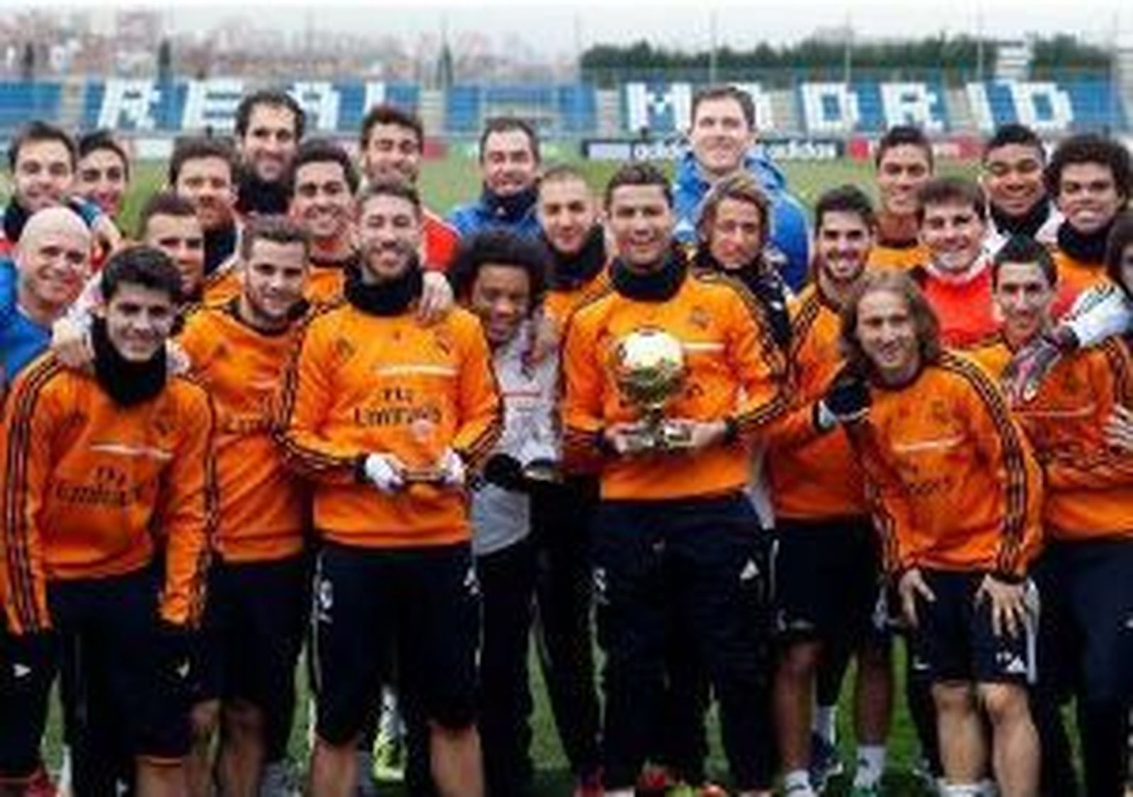 Cristiano presume de Balón de Oro con sus compañeros