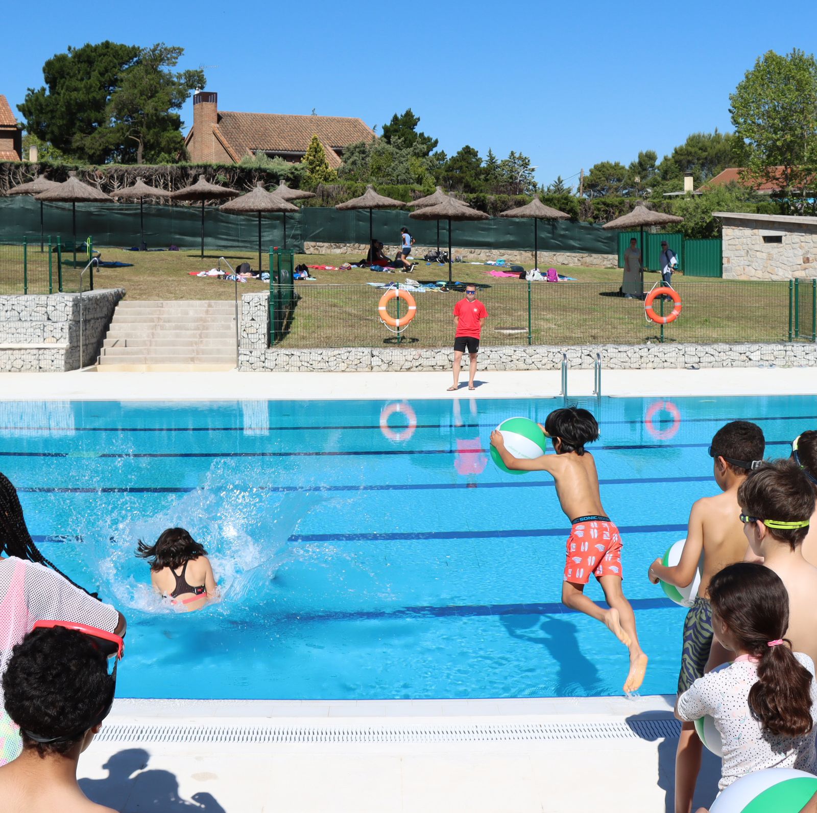 Niños en la piscina municipal de Galapagar