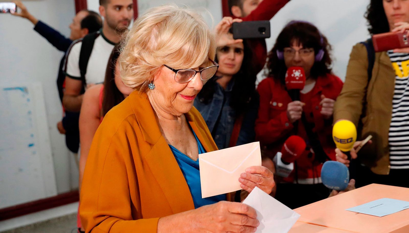 Carmena vota esperando "buena nota" en el "examen" de los comicios