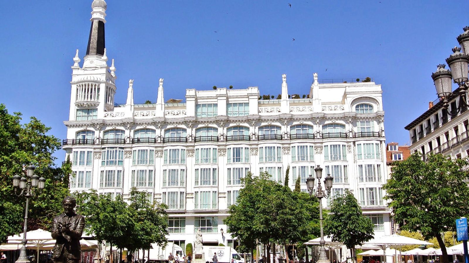 El histórico Hotel ME Madrid Reina Victoria cierra sus puertas y liquida todo su mobiliario