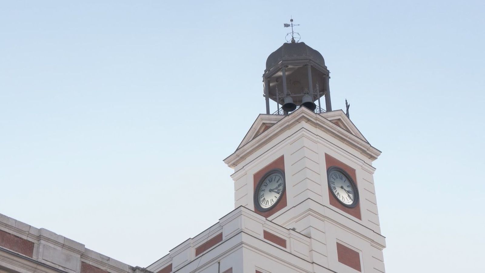 Reloj de la Puerta del Sol en el edificio de la Real Casa de Correos en Madrid