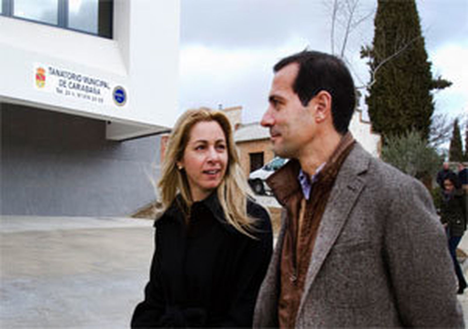 La alcaldesa de Carabaña con Salvador Victoria
