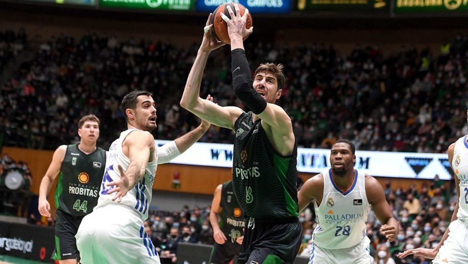 Alberto Abalde intenta evitar la penetración a canasta de Ante Tomic en un partido de la Liga Endesa