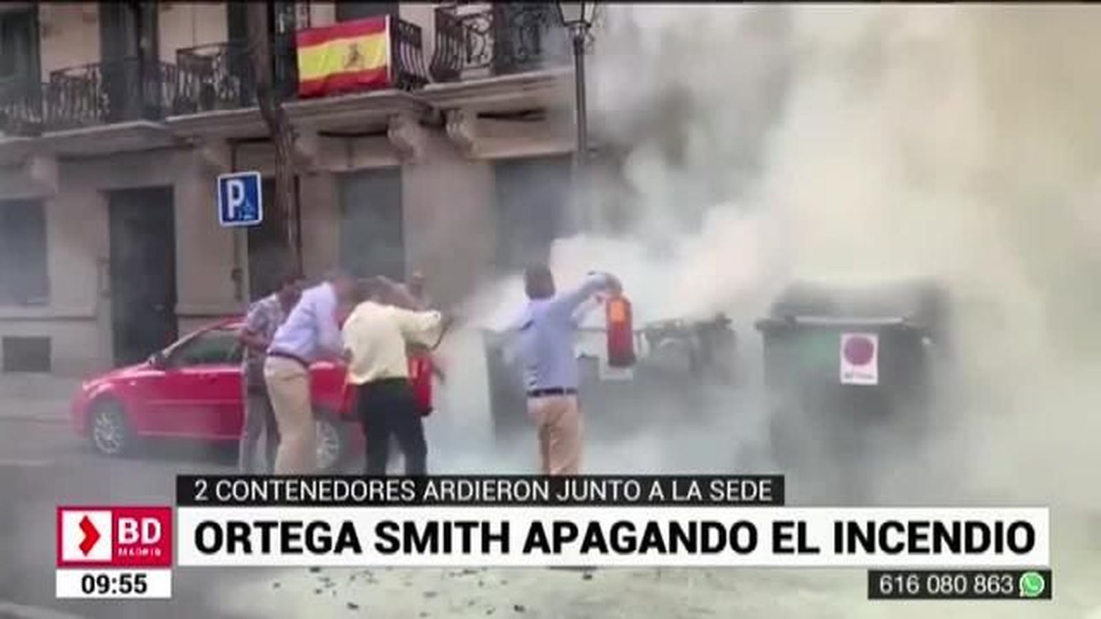 Javier Ortega Smith, bombero por un día para apagar un fuego en unos contenedores