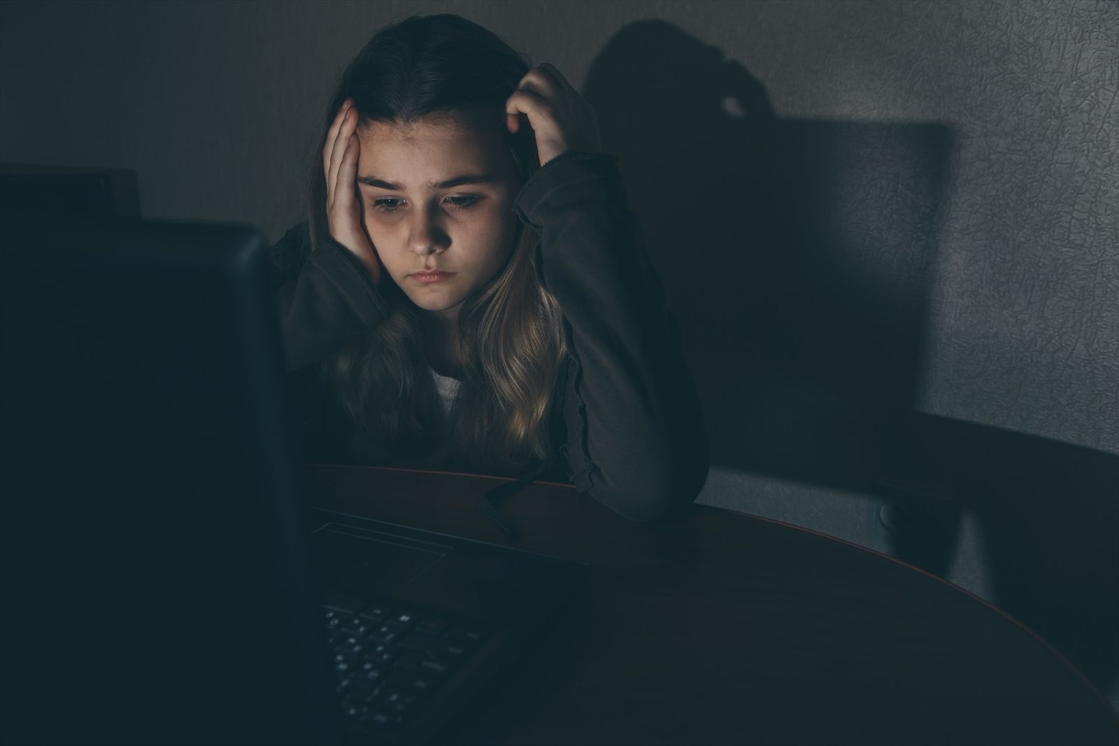 Niña adolescente asustada y deprimida