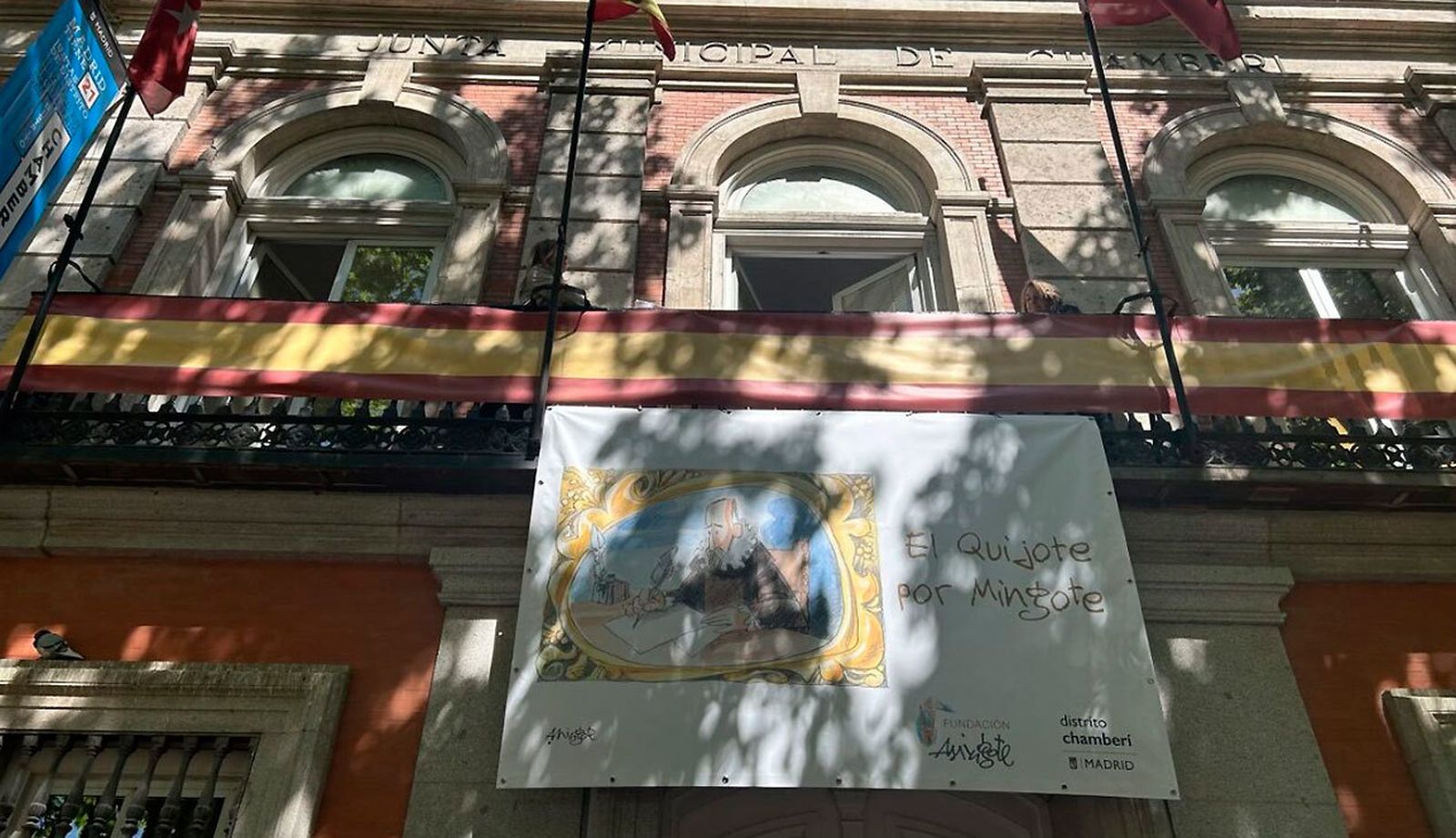 Chamberí viste sus edificios municipales con 30 lonas de escenas de 'El Quijote' creadas por Antonio Mingote