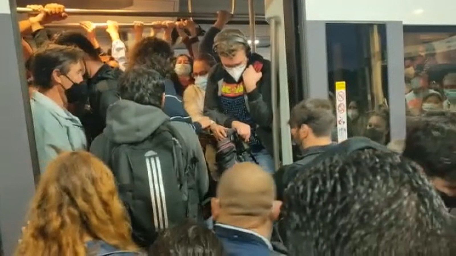 Largas esperas y lucha por entrar a los trenes de cercanías en Atocha en la primera jornada de huelga de Renfe