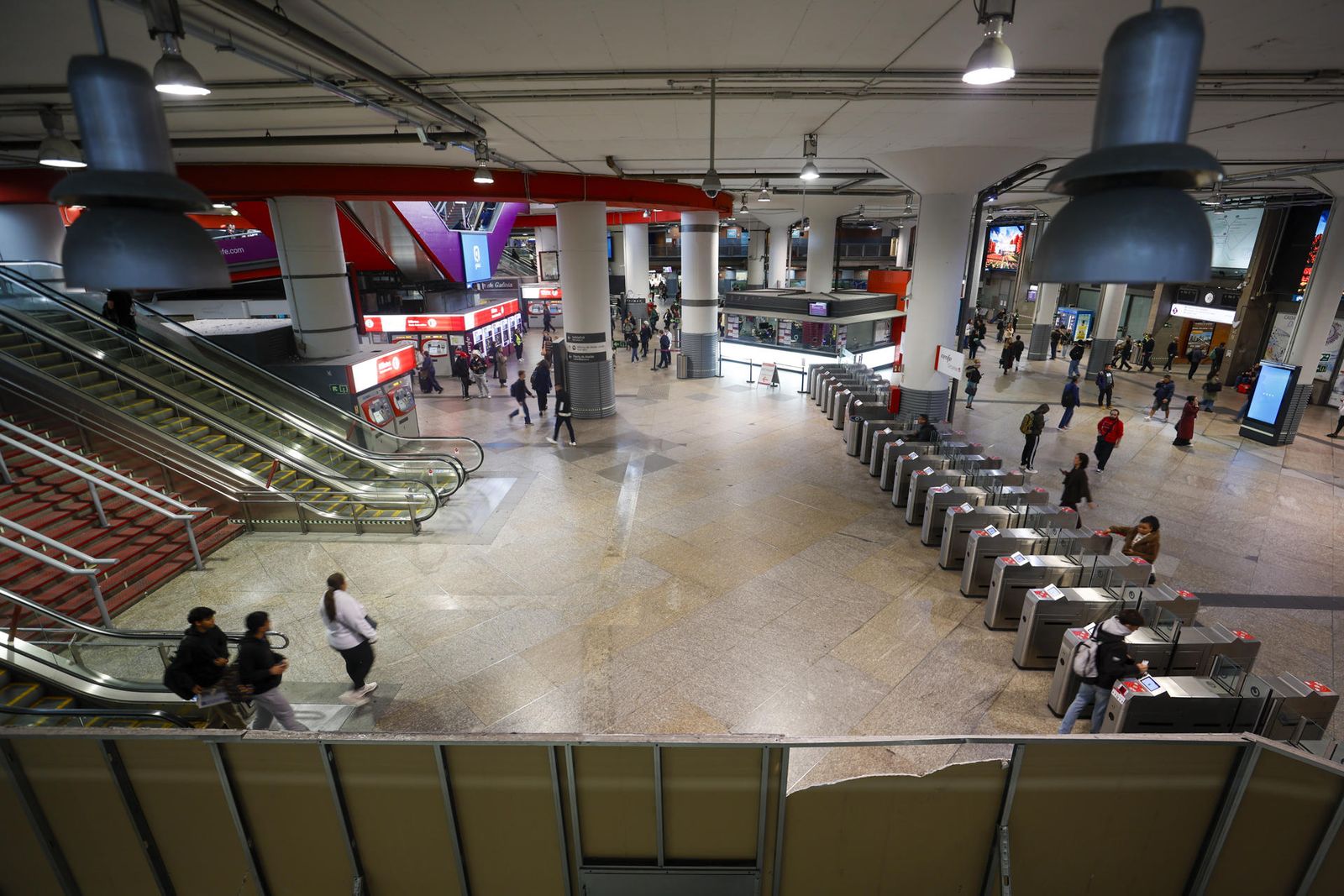 Vestíbulo de Cercanías en Atocha con pocos pasajeros