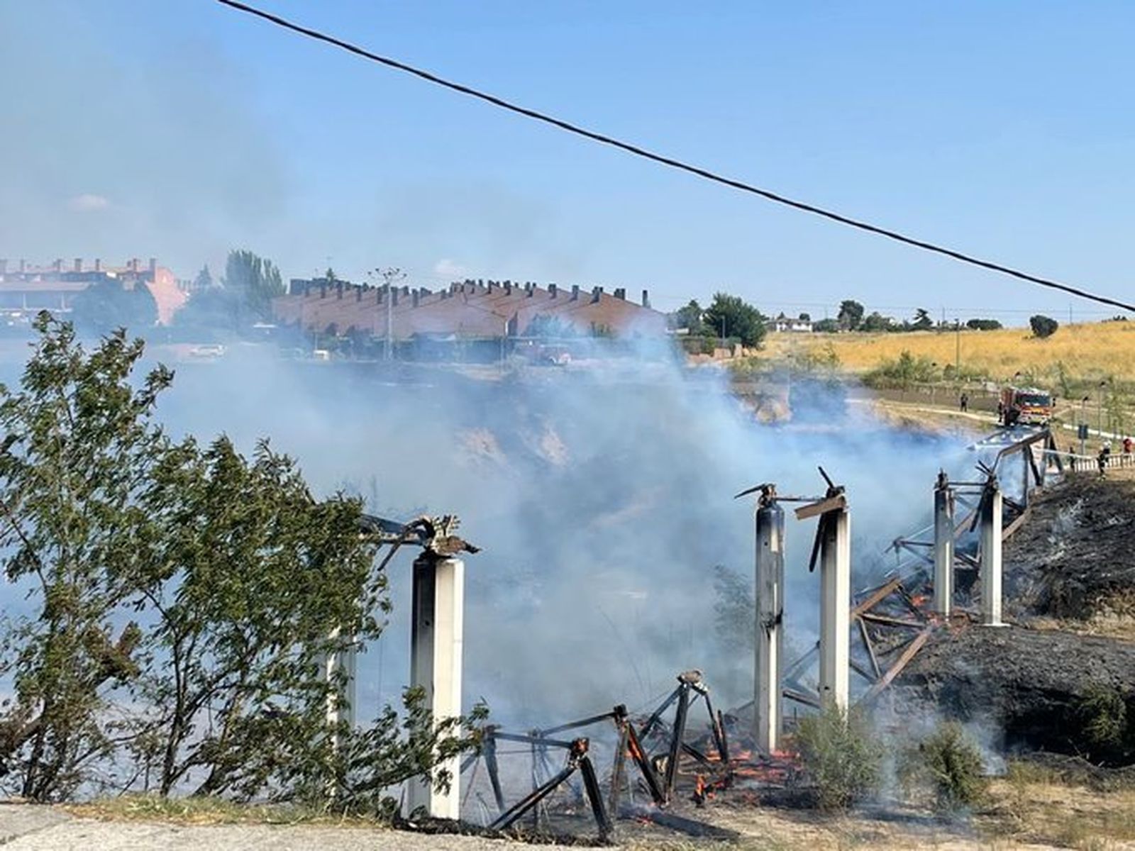 La pasarela que une dos urbanizaciones de Móstoles, destruida por el incendio de este martes
