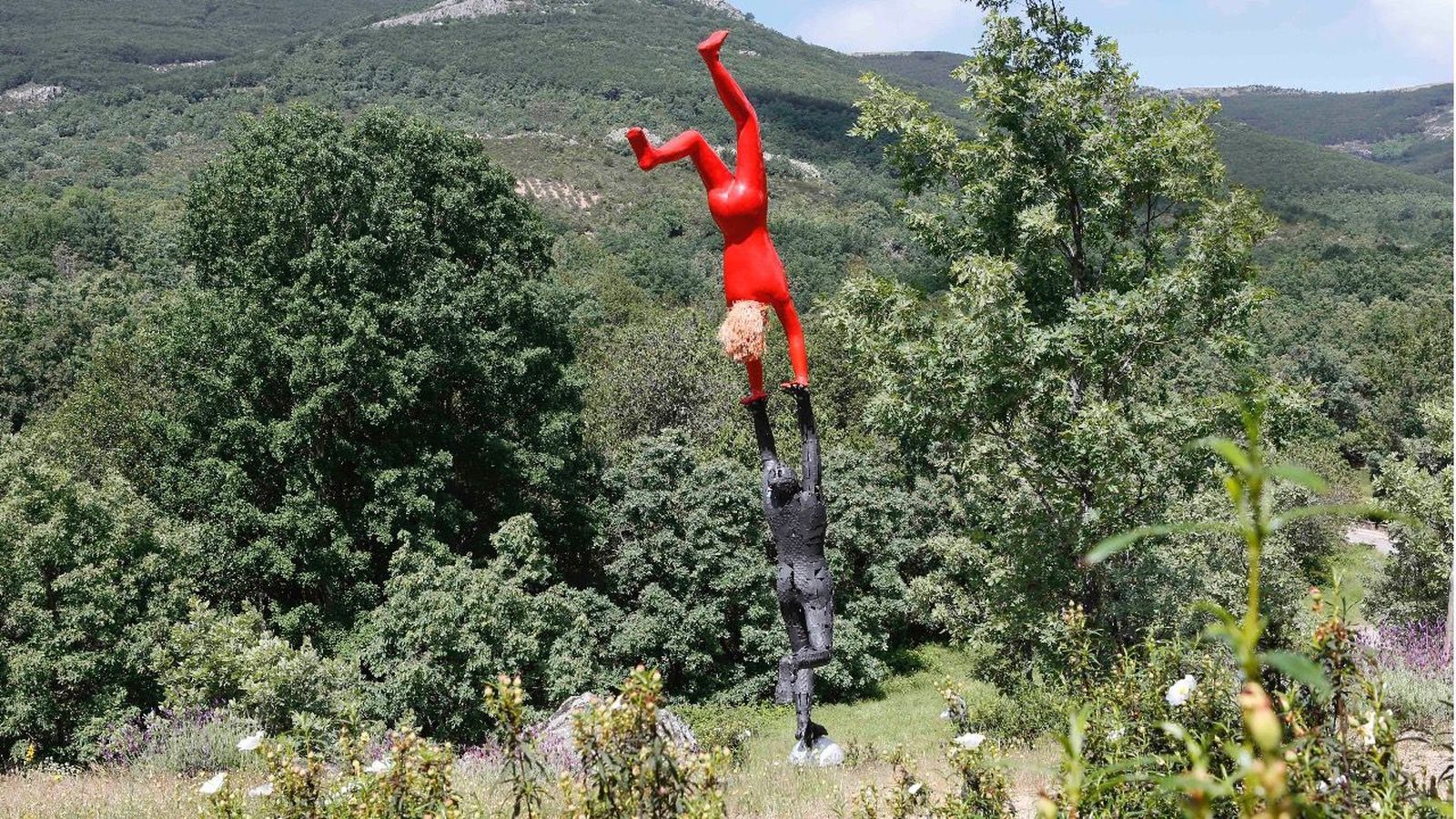 Escultura del Valle de los Sueños e Puebla de la Sierra