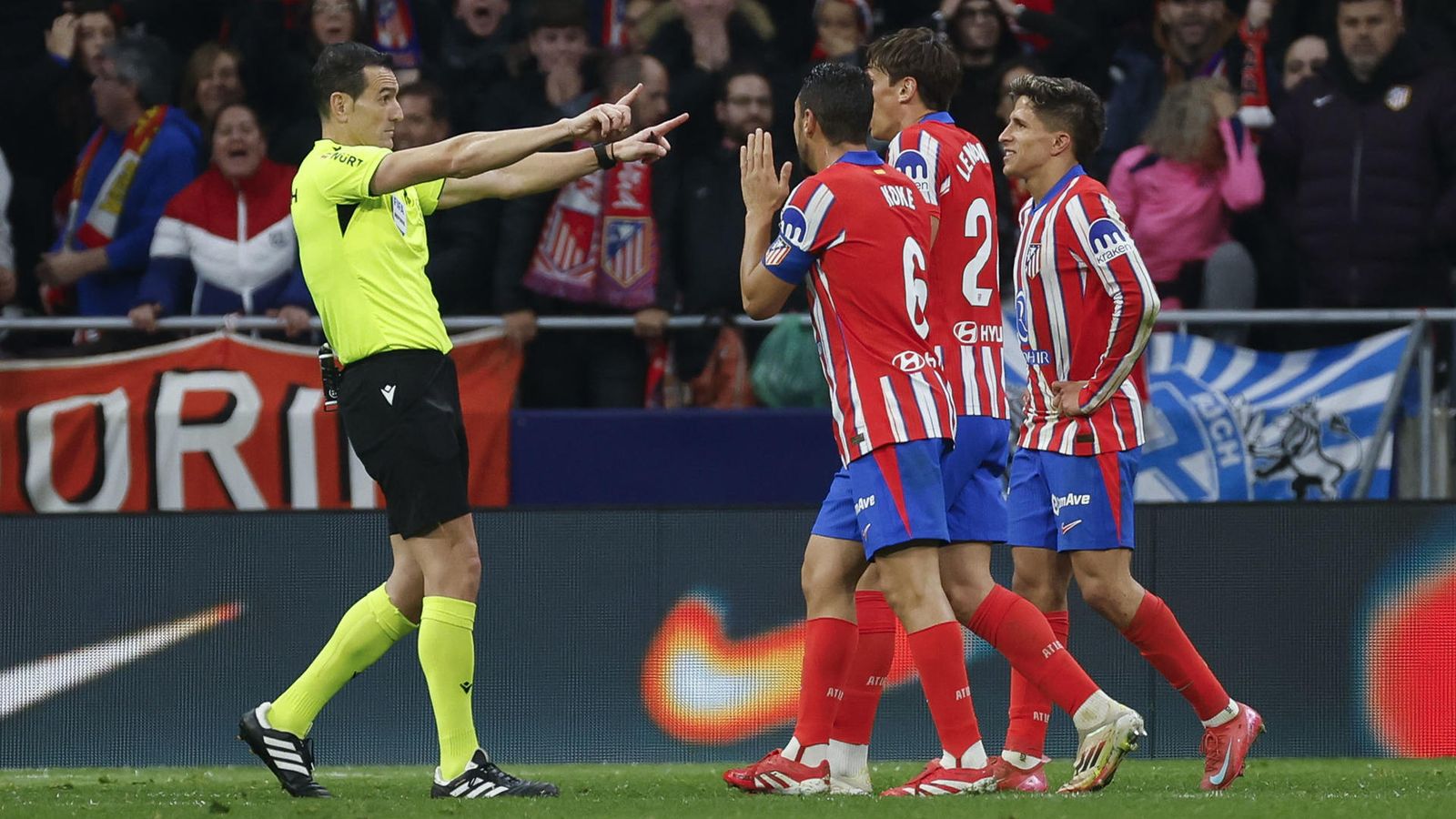 El Atlético defiende a los árbitros