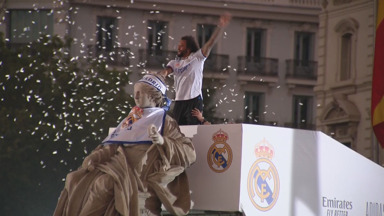 Marcelo corona a la diosa Cibeles