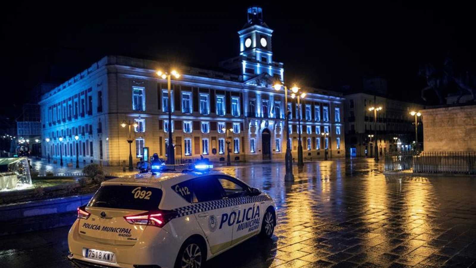 Patrulla nocturna de la Policía Municipal en la Puerta del Sol