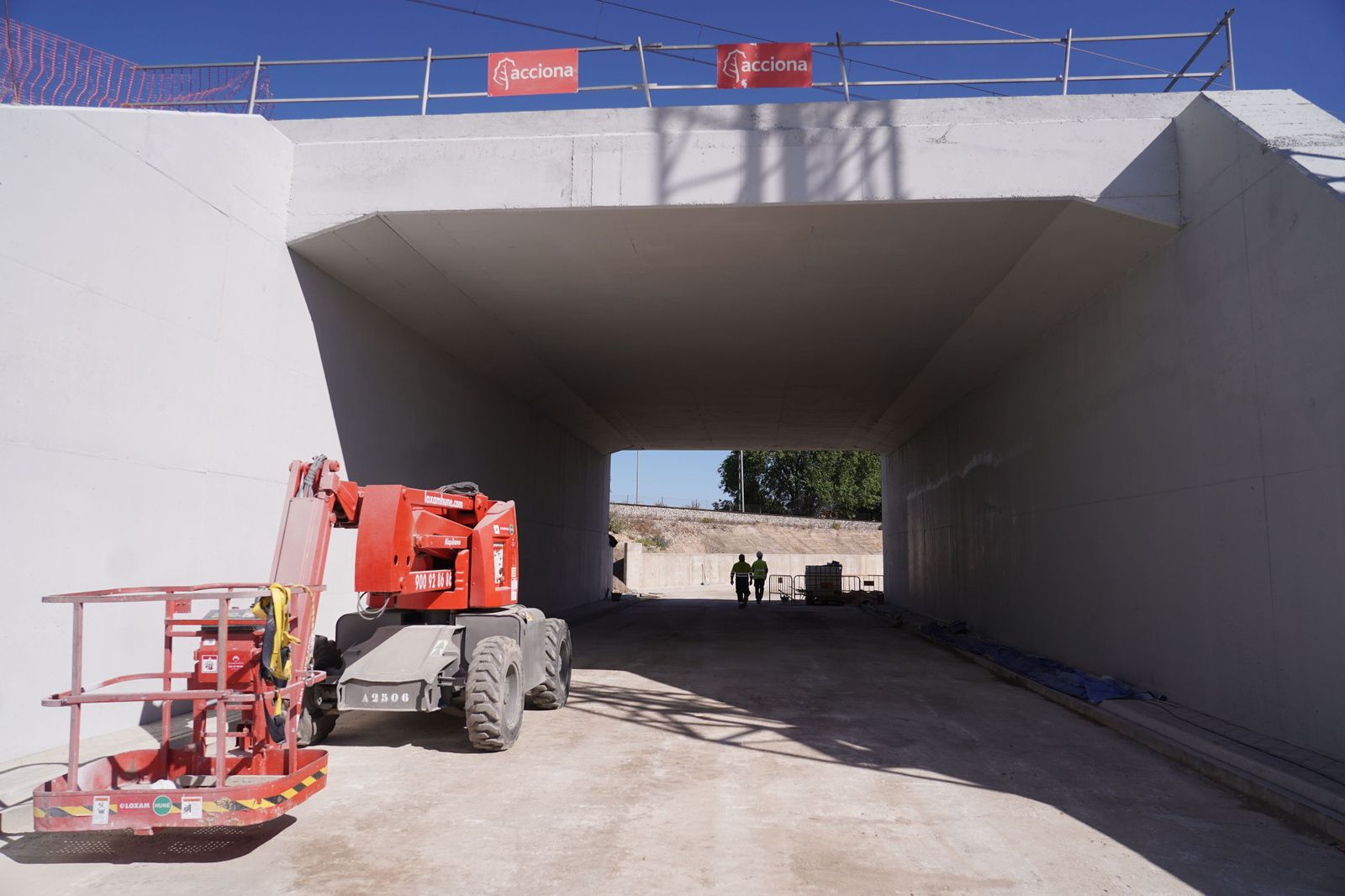 El túnel bajo el tren en el camino del Pozo del Tío Raimundo estará listo a finales de mayo