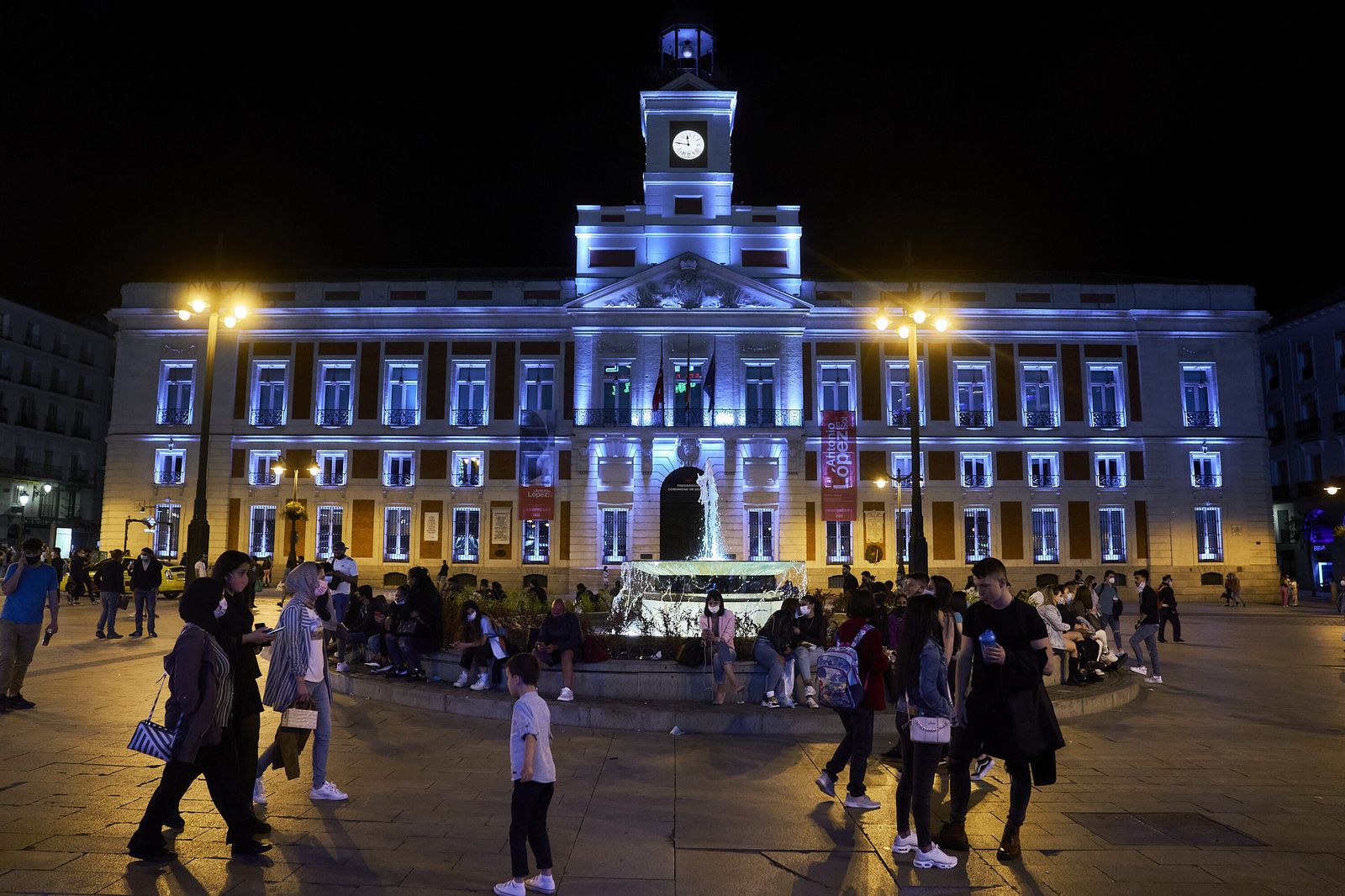 Puerta del Sol iluminada de noche