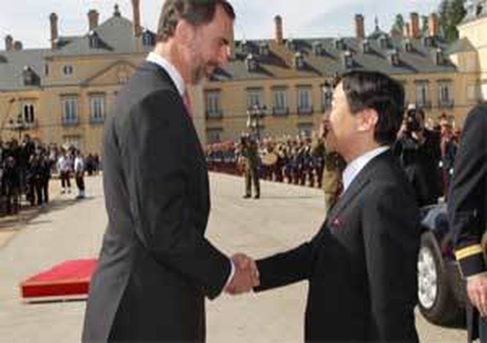 Don Felipe da la bienvenida a España al príncipe Naruhito