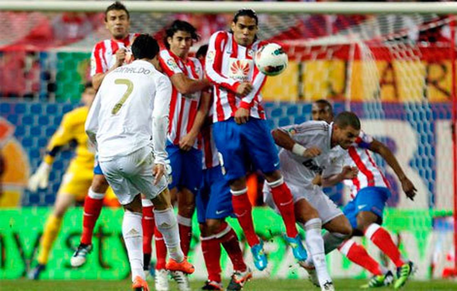 Cristiano Ronaldo lanza la falta que se convertiría en el primer gol del Real Madrid en el derbi contra el Atlético