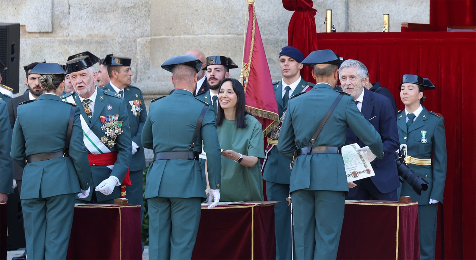 Manuel Llamas, Mercedes González y Fernando Grande-Marlaska en una entrega de despachos a suboficiales de la Guardia Civil