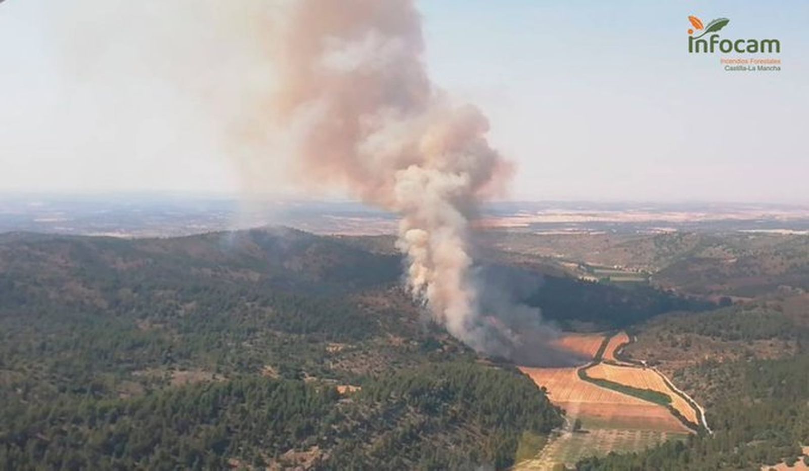 Primeros momentos del siniestro forestal declarado en el entorno de la Sierra de Alcaraz