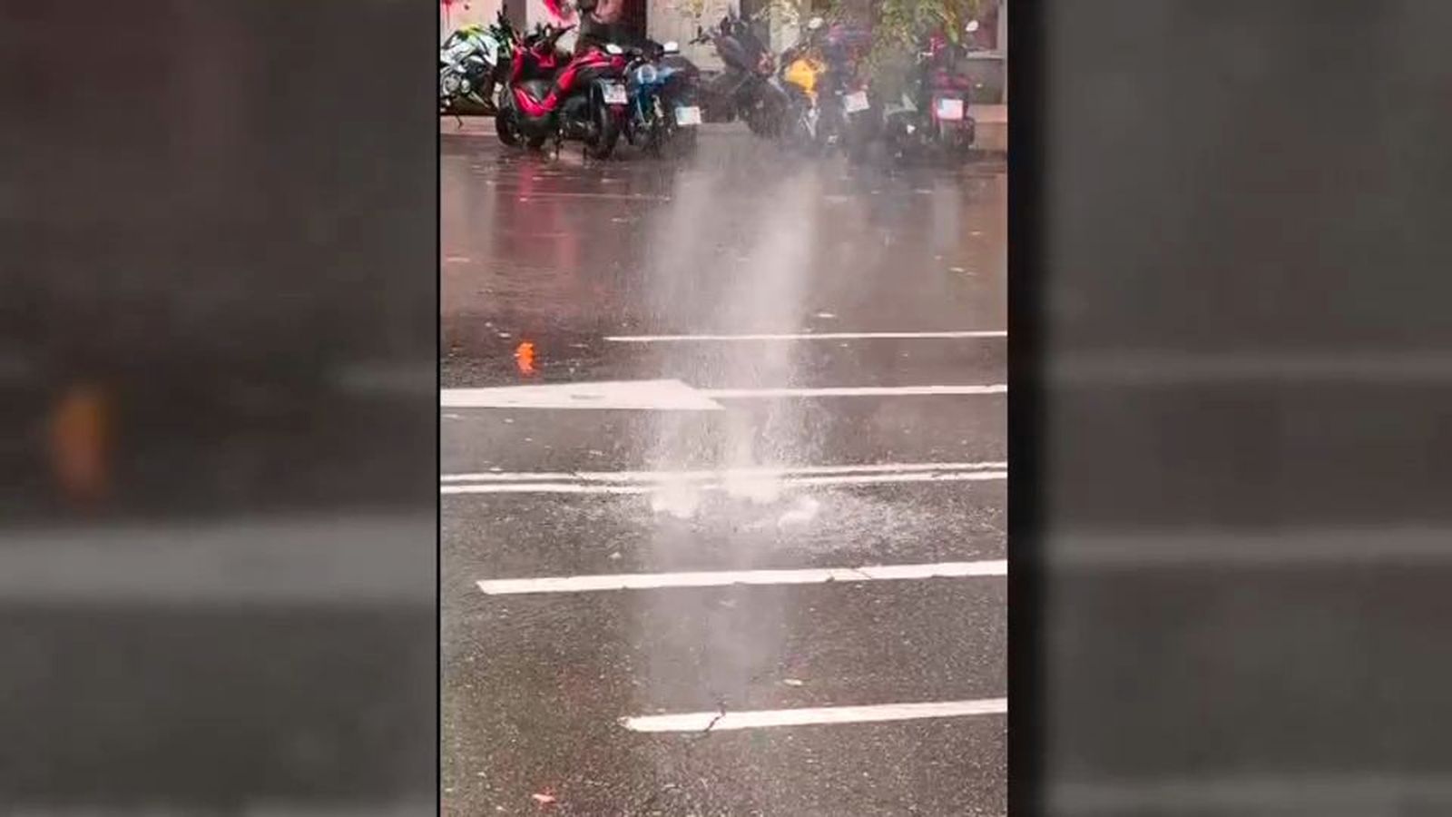 Un géiser de agua sorprende en plena calle Alcalá tras las tormentas en Madrid