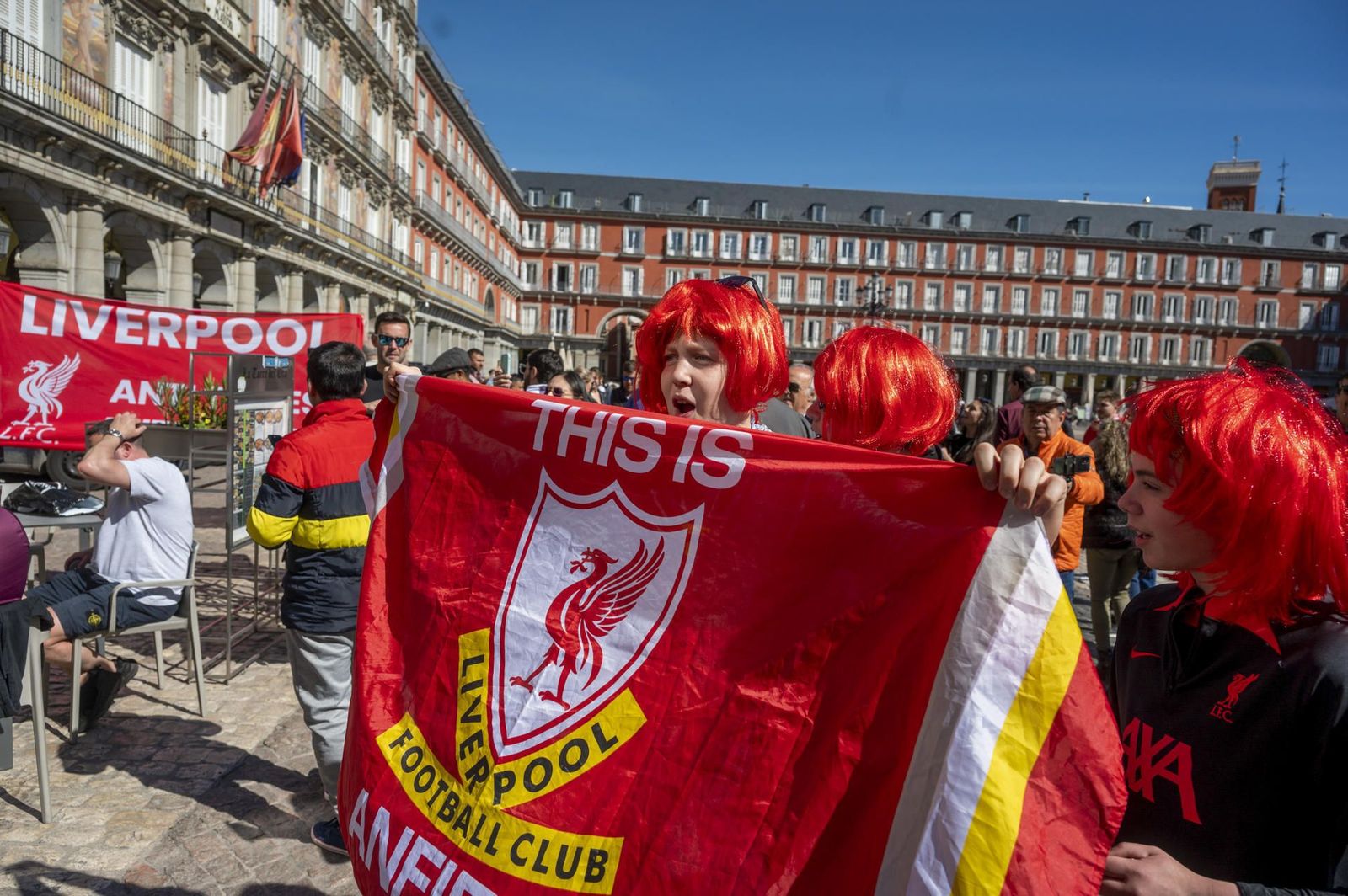 Llegan los primeros hinchas del Liverpool a Madrid