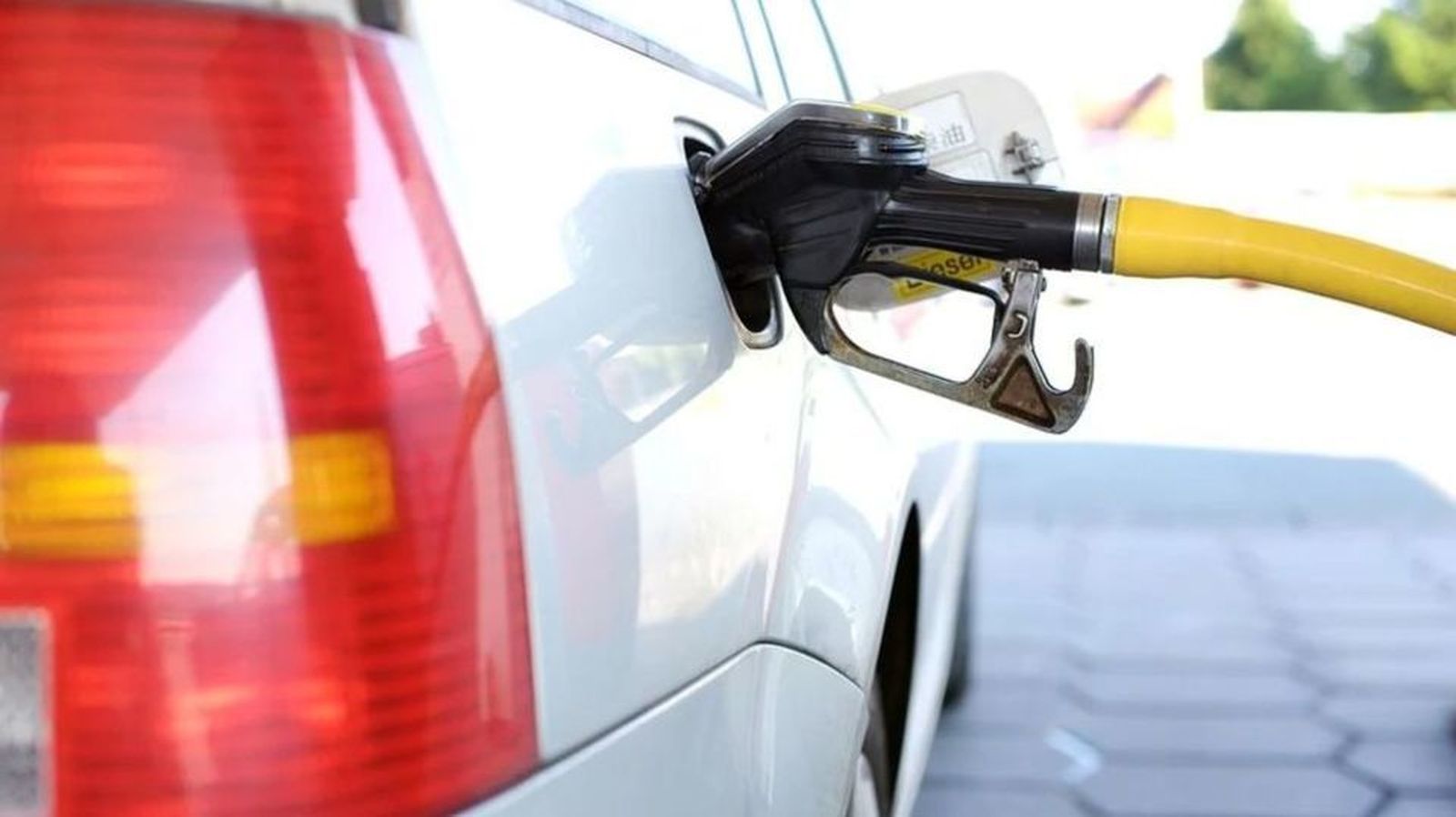 Vehículo repostando en una gasolinera