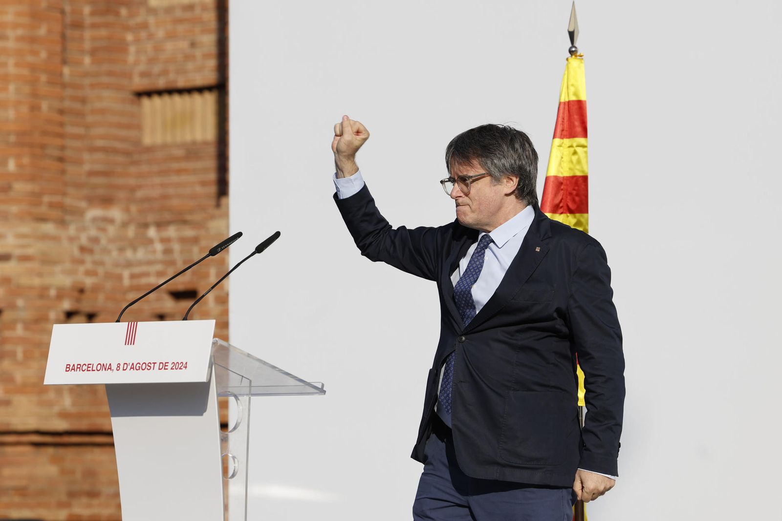 Carles Puigdemont interviene en el acto de bienvenida en el paseo Lluís Companys