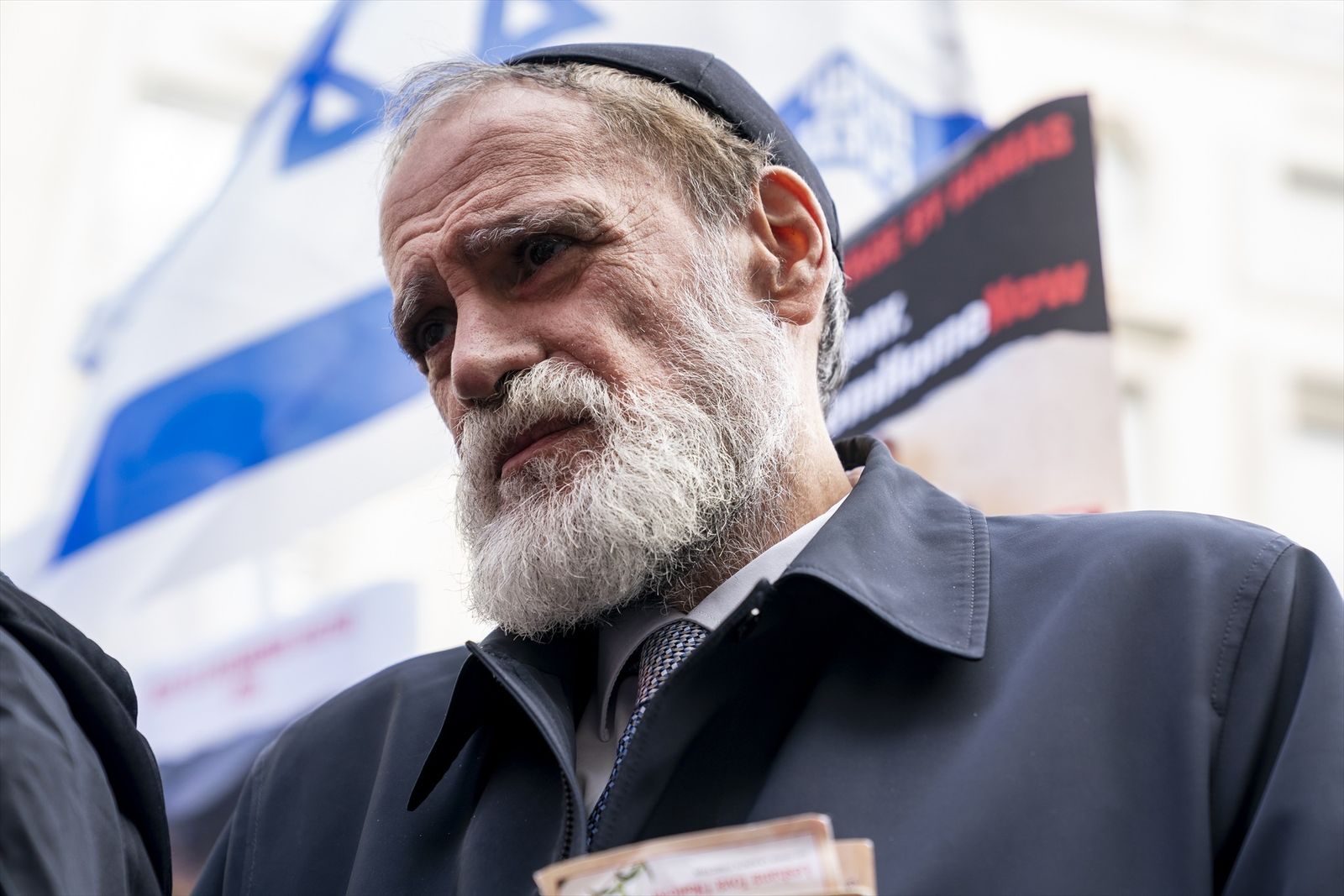 Un rabino durante una manifestación por la liberación de los rehenes secuestrados por Hamás, frente al Congreso de los Diputados, a 22 de octubre de 2023, en Madrid (España)