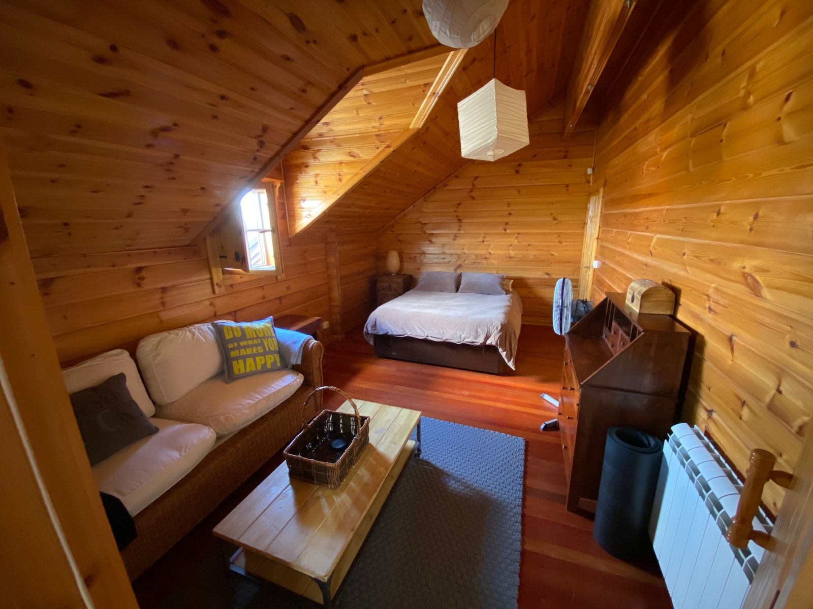 Aunque es en esta habitación abuhardillada donde ha compuesto algunas de las canciones del Canto del Loco.  Antes esta habitación era su estudio de grabación.