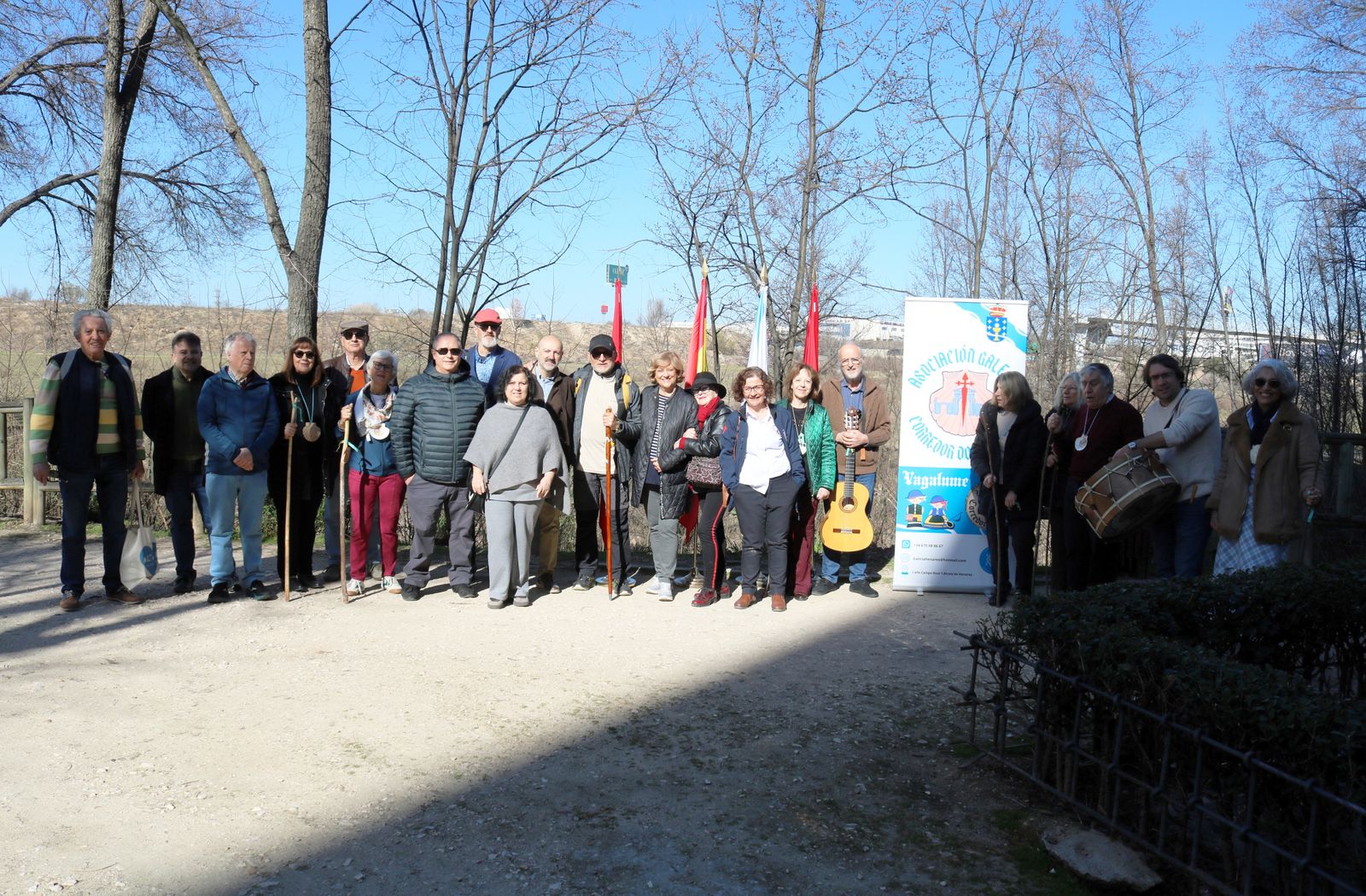 Participantes en un paseo por el  Camino de Santiago Complutense