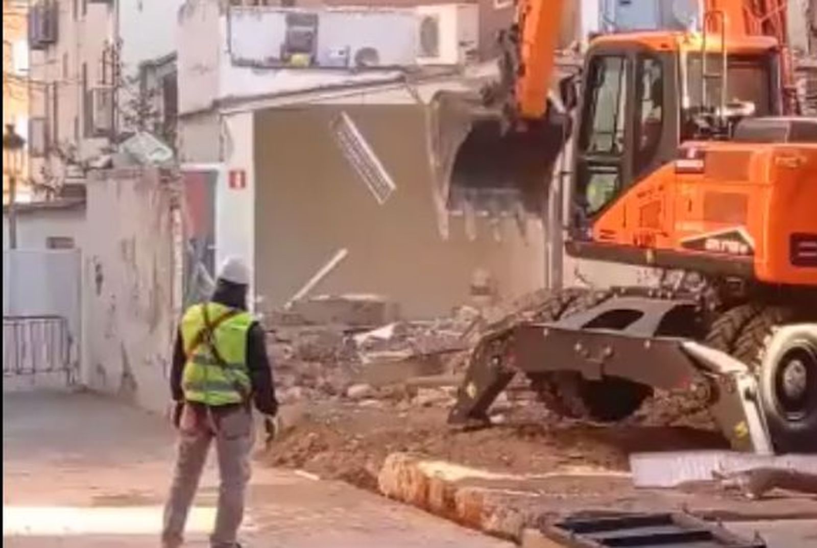 Demolición de una vivienda afectada por el metro de San Fernando de Henares