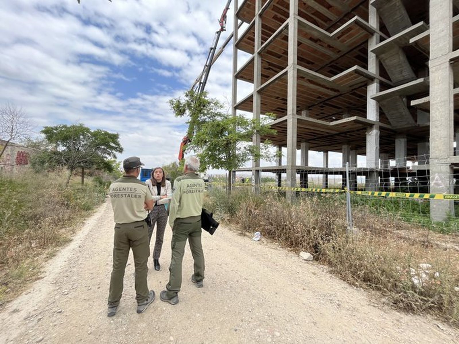 La alcaldesa de Ciempozuelos, Raquel Jimeno, junto a agentes forestales
