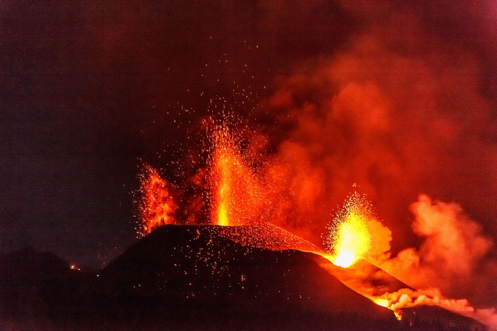 La lava del volcán se expande por La Laguna