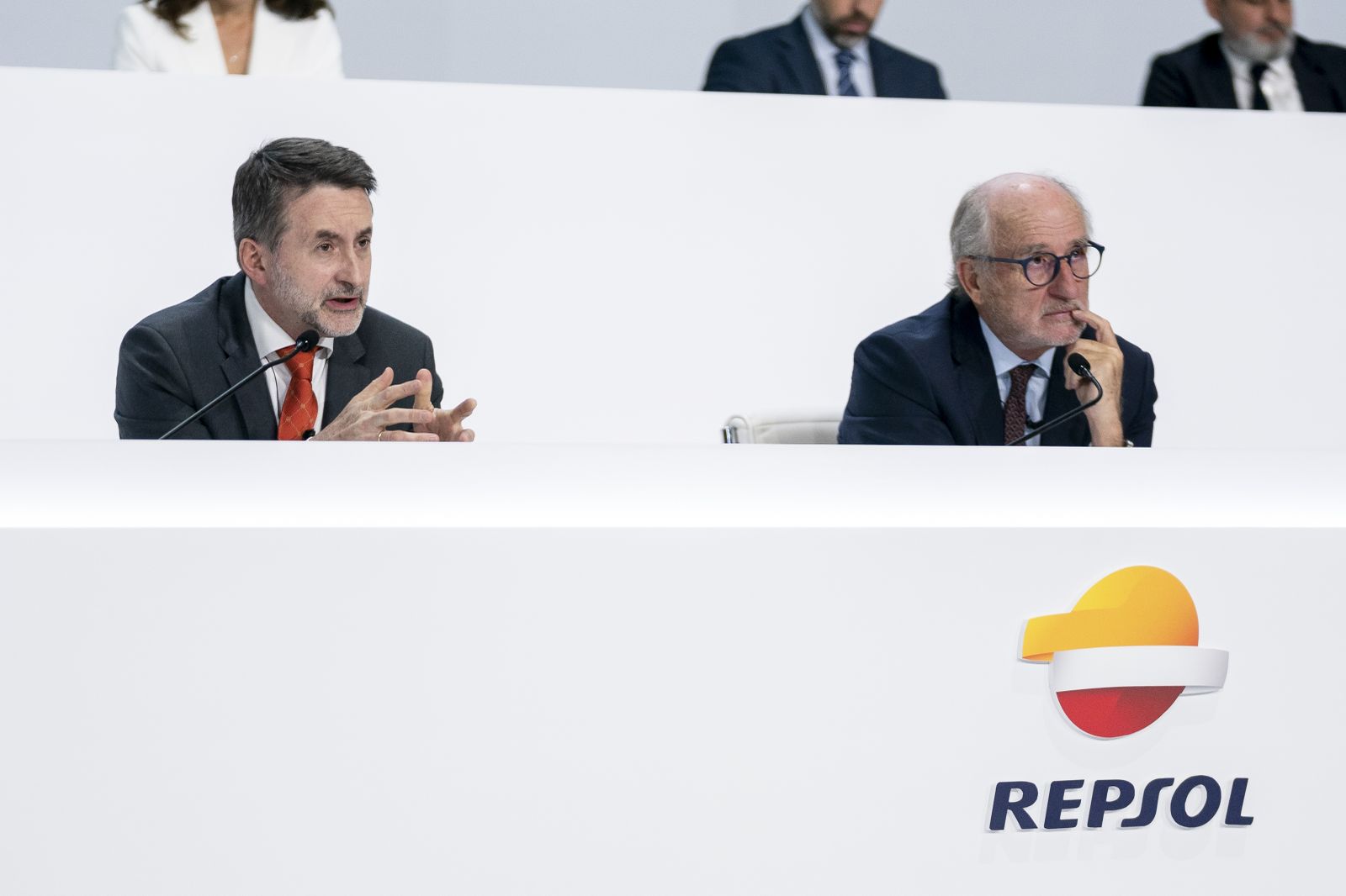 El consejero delegado de Repsol, Josu Jon Imaz y el presidente de Repsol, Antonio Brufau