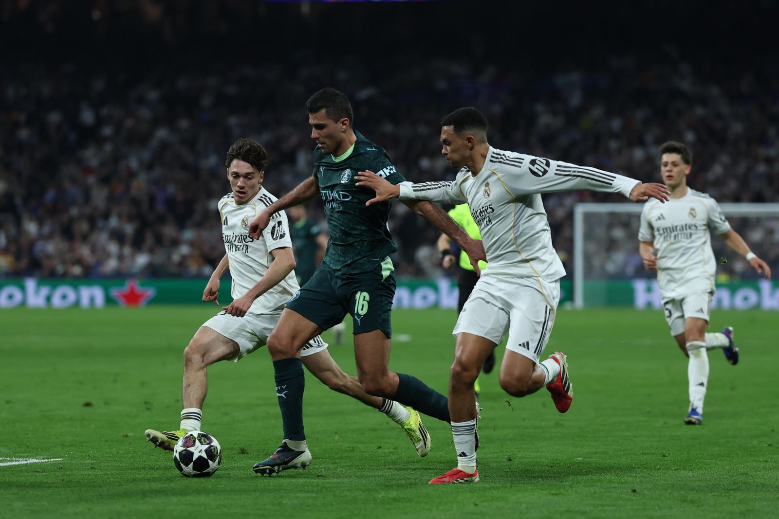 Alexander-Arnold ante el Manchester City