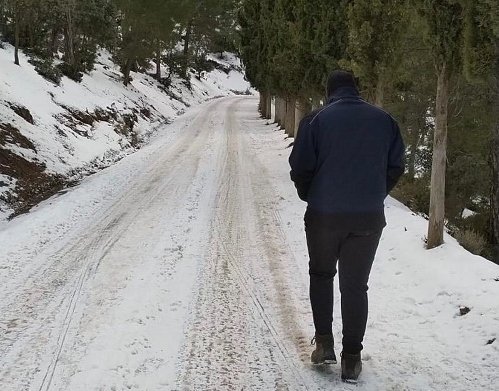 Cómo caminar sobre la nieve para evitar caídas