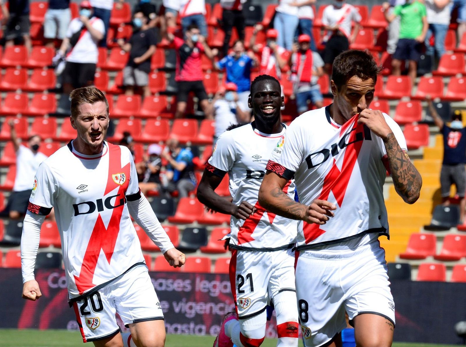 El centrocampista argentino del Rayo Vallecano Óscar Trejo (d), celebra su primer gol contra el Getafe