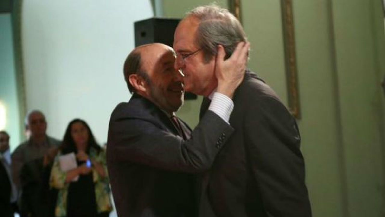 Rubalcaba arropa a Gabilondo en la presentación de su programa electoral