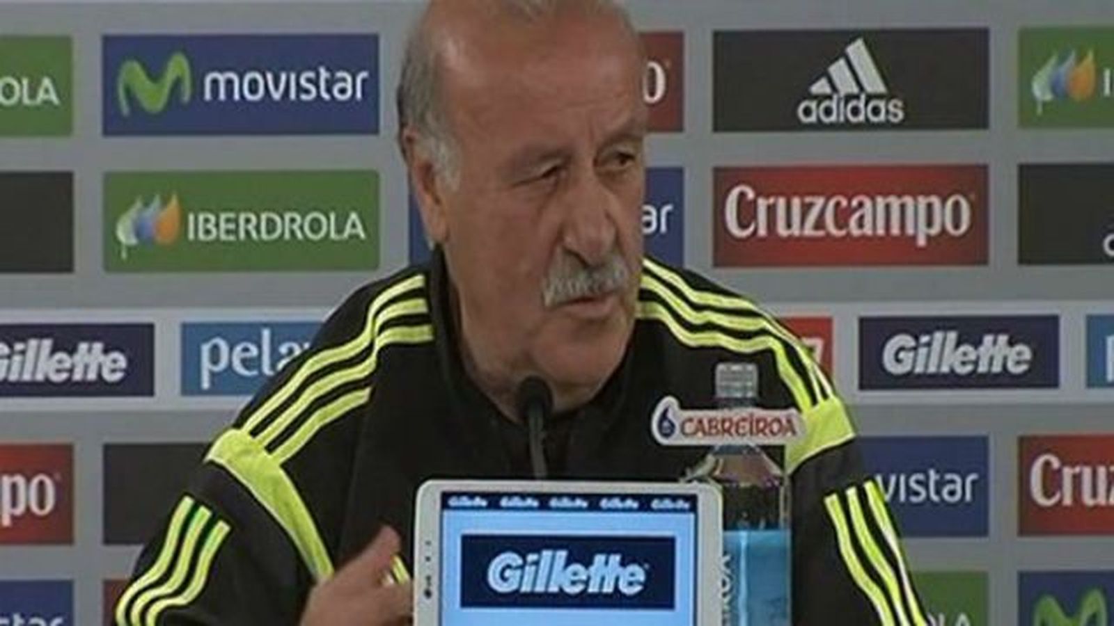 Del Bosque y los jugadores piden perdón y comienzan a pensar en ganar a Chile