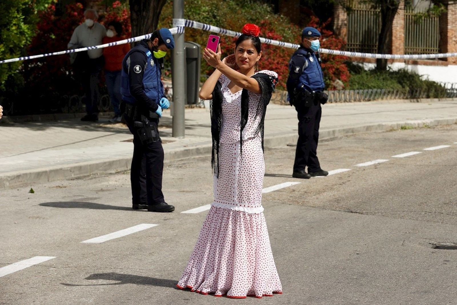 San Isidro sin verbena en Madrid, pero sí con colas para venerar al santo en la ermita
