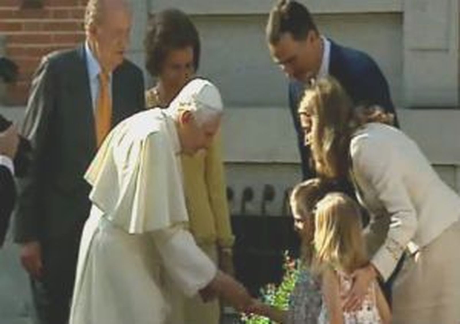 Benedicto XVI acude a la Zarzuela para encontrarse con la familia real