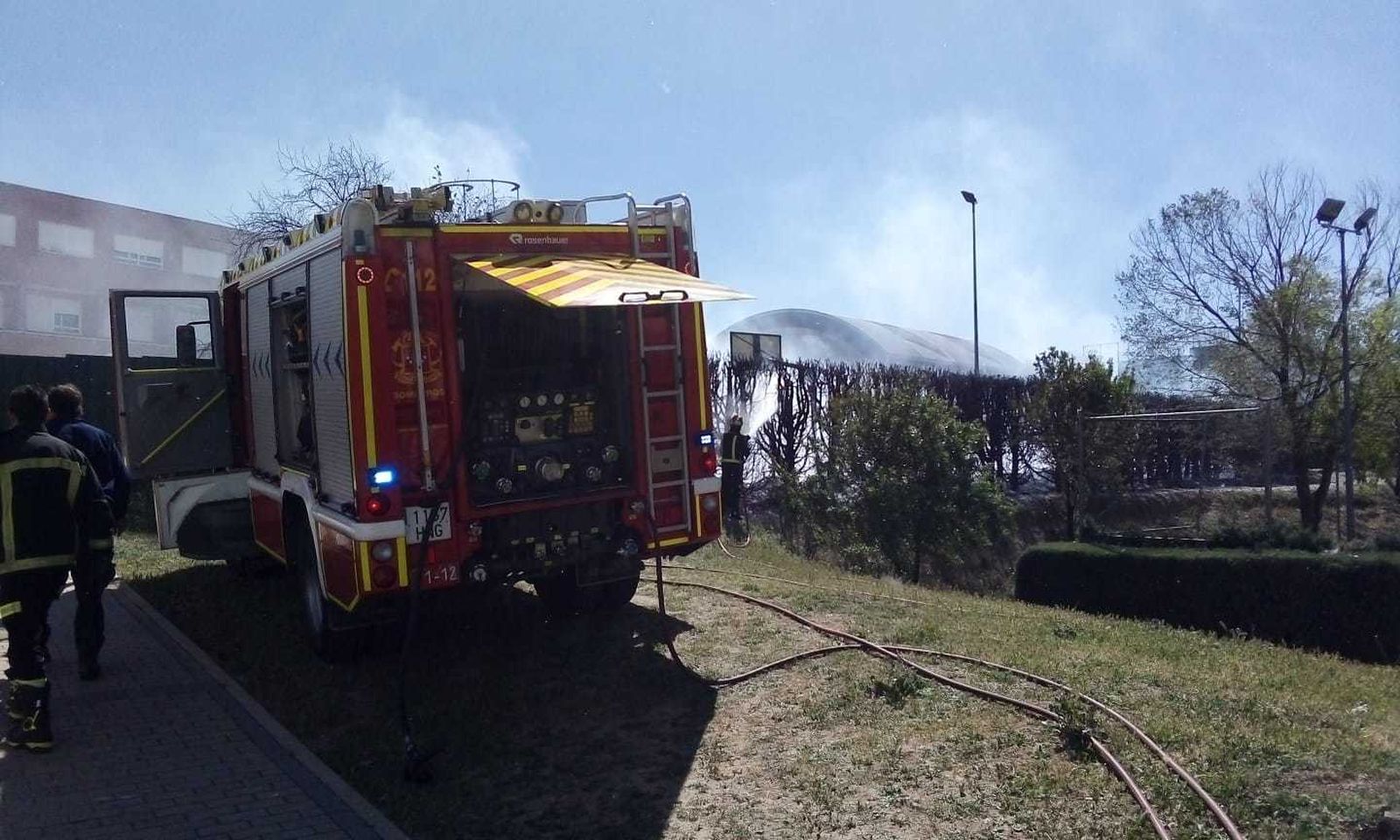 Extinción del incendio declarado en las inmediaciones del IES Al-Satt de Algete