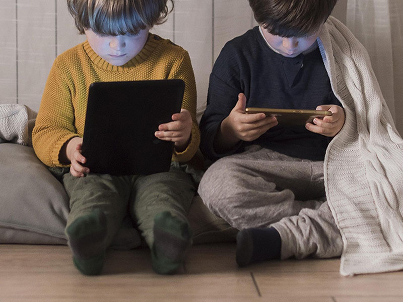 Niños con dispositivos electrónicos