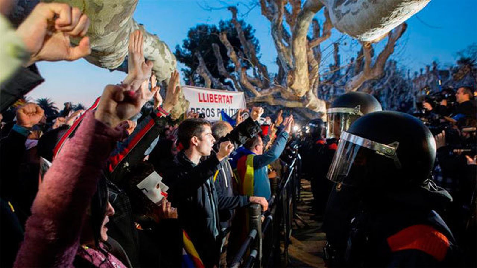 Agentes antidisturbios de los Mossos d'Esquadra  frente al Parlament